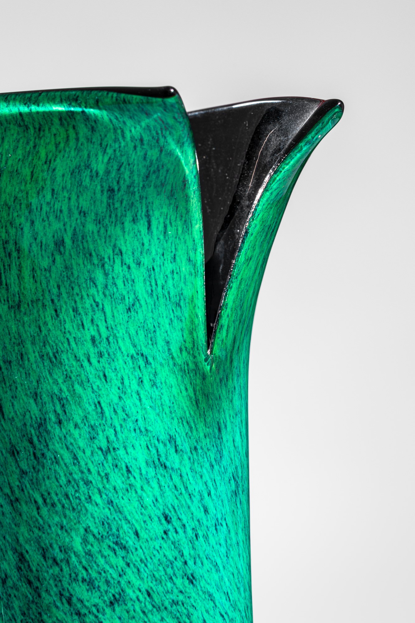 Toni Zuccheri - Vaso della serie Marmi, vetro soffiato incamiciato verde e nero