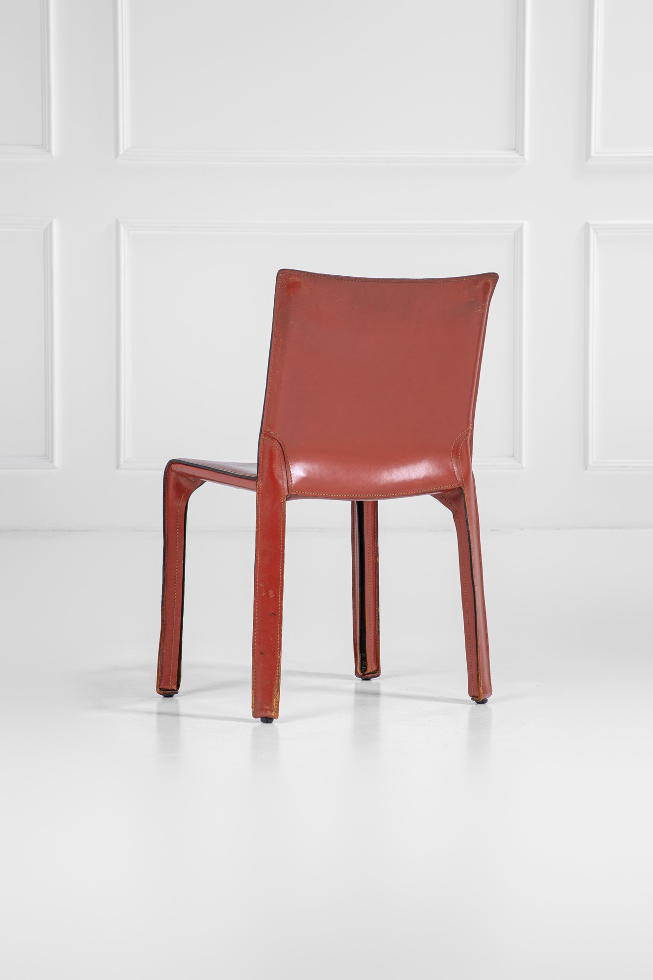 Mario Bellini - Sei sedie modello Cab, 1977, struttura in metallo e cuoio rosso