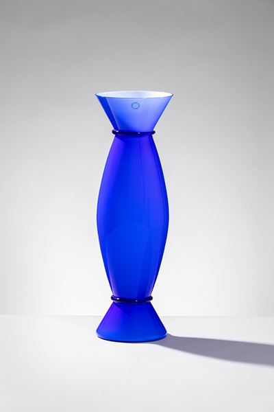 Vaso modello Acco in vetro soffiato incamiciato blu