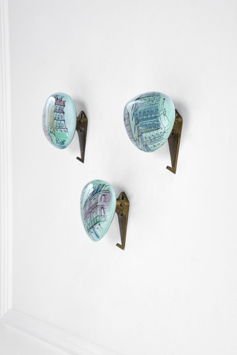 Tre appendiabiti da parete