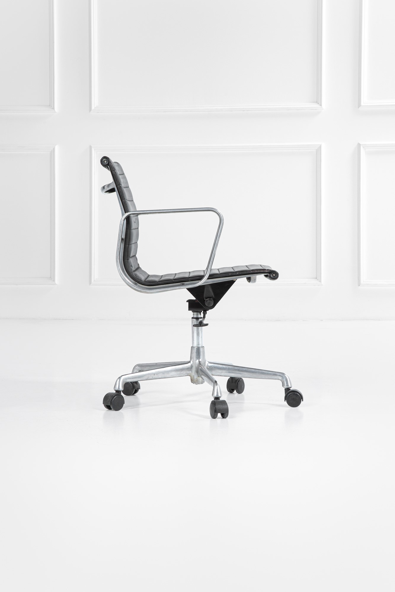 Sei poltroncine su ruote della serie Aluminium