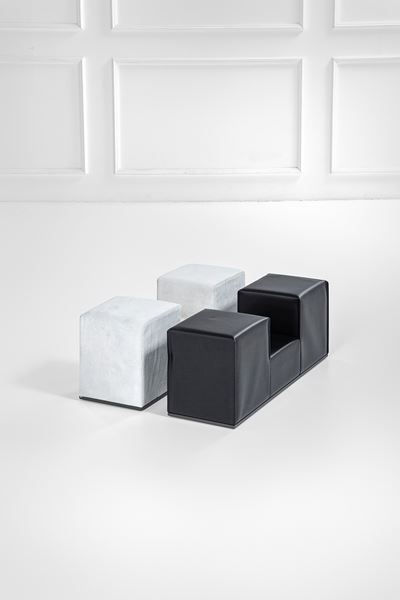 Due elementi modulari della serie Gli scacchi (Torre) in schiuma poliuretanica e pelle