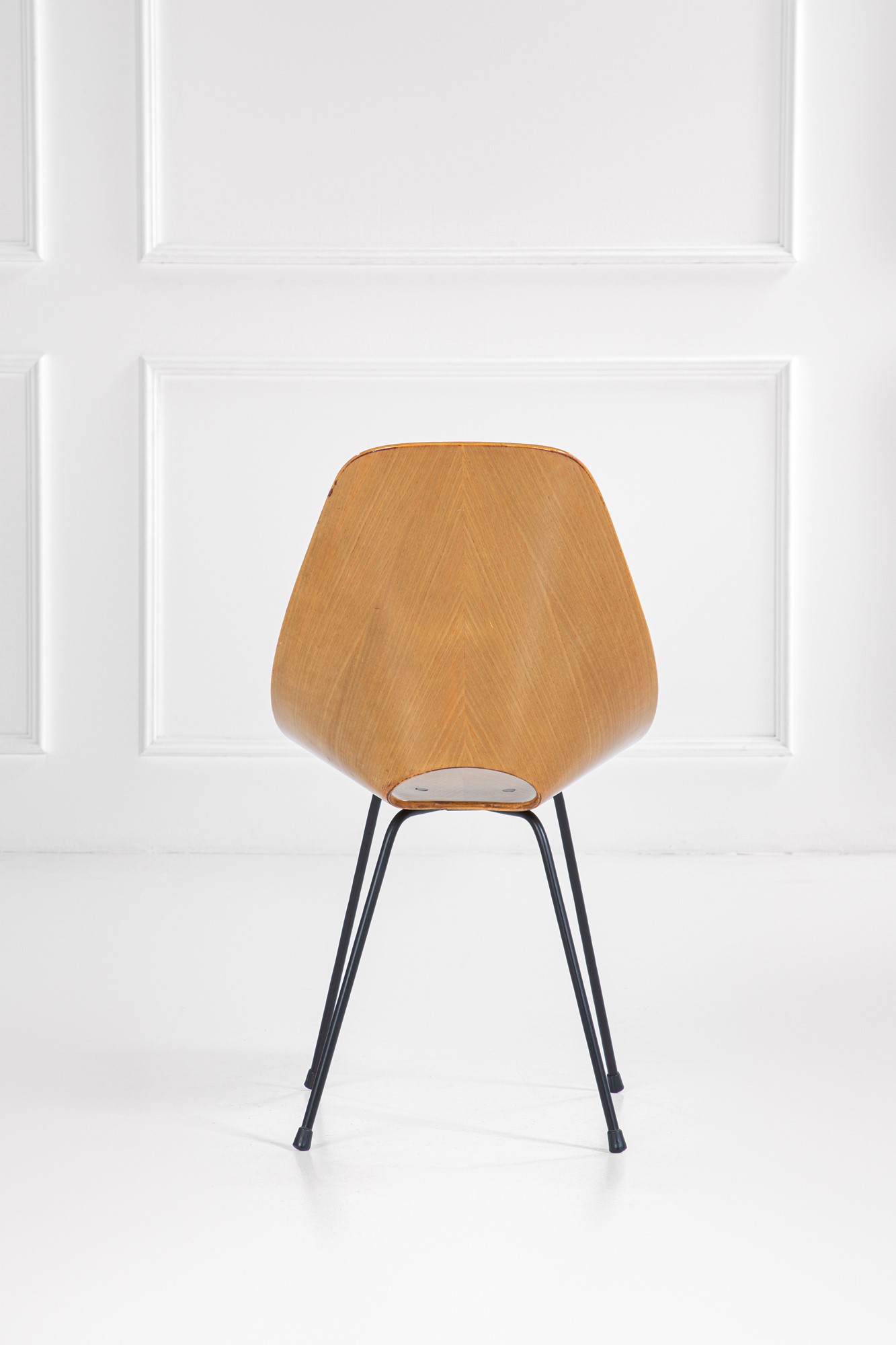 Due sedie mod. 101 della serie Medea