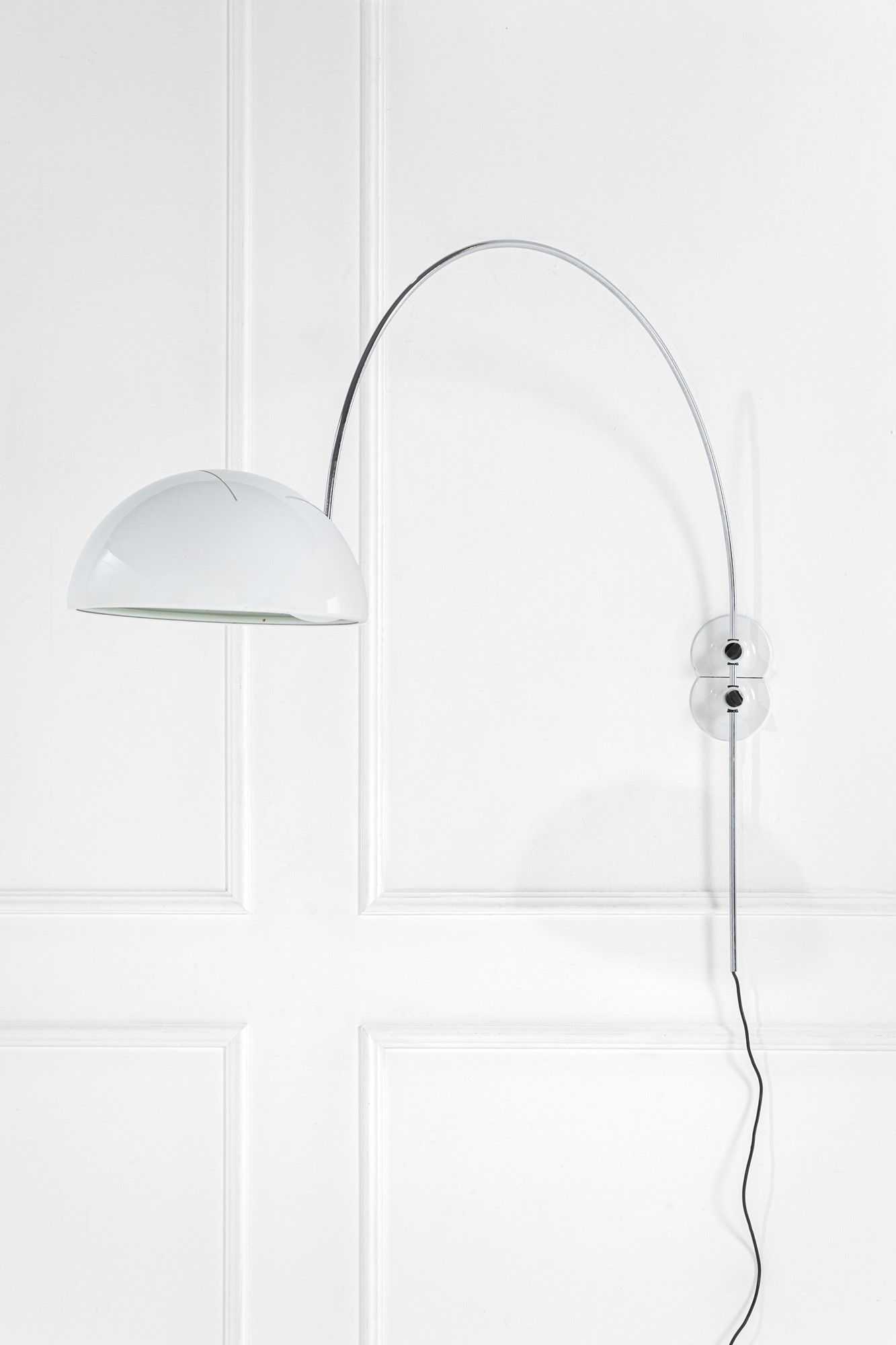Joe Colombo - Lampada da parete mod. 1159 r, acciaio cromato e alluminio verniciato