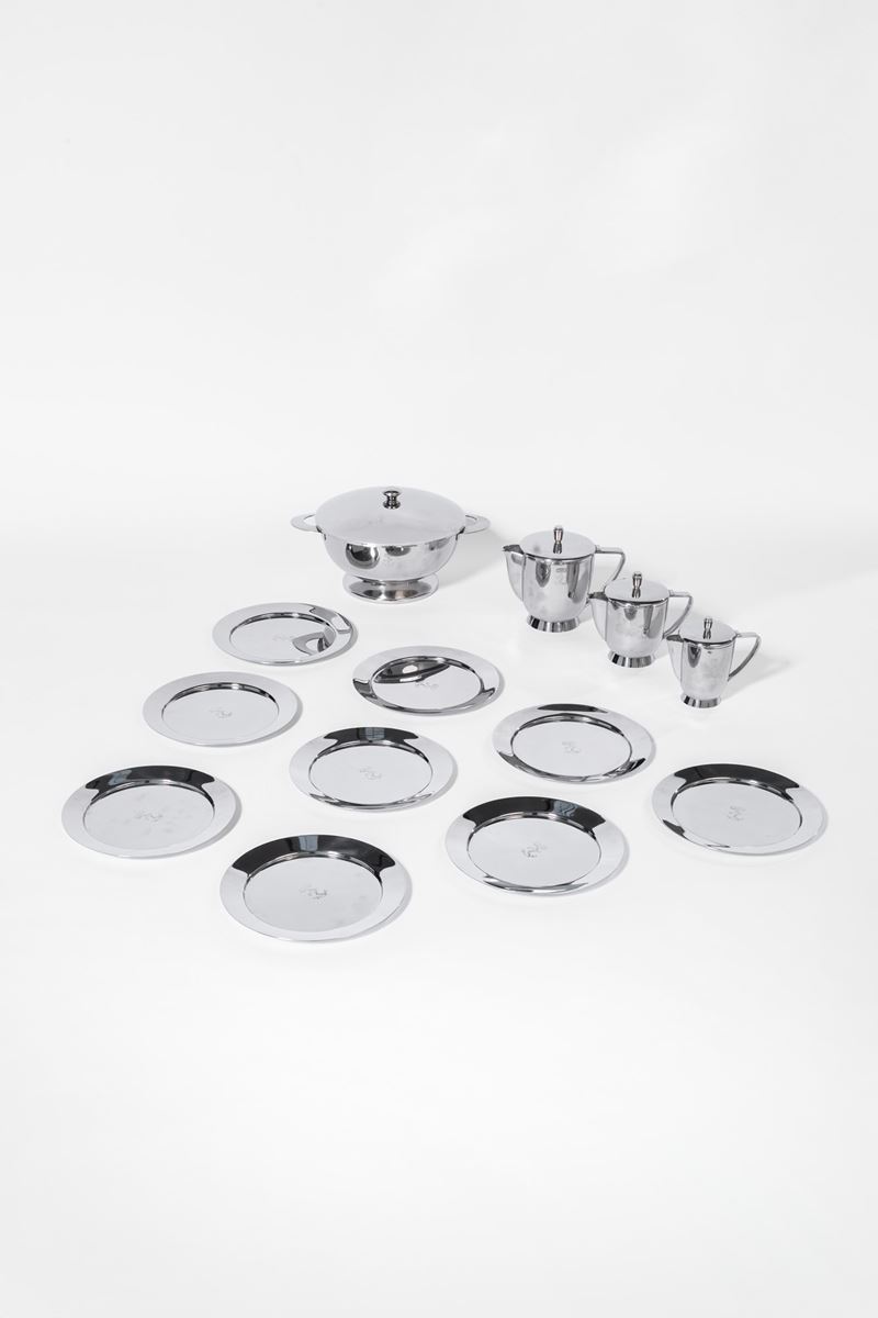 Servizio composto da zuppiera, tre salsiere e nove sottopiatti