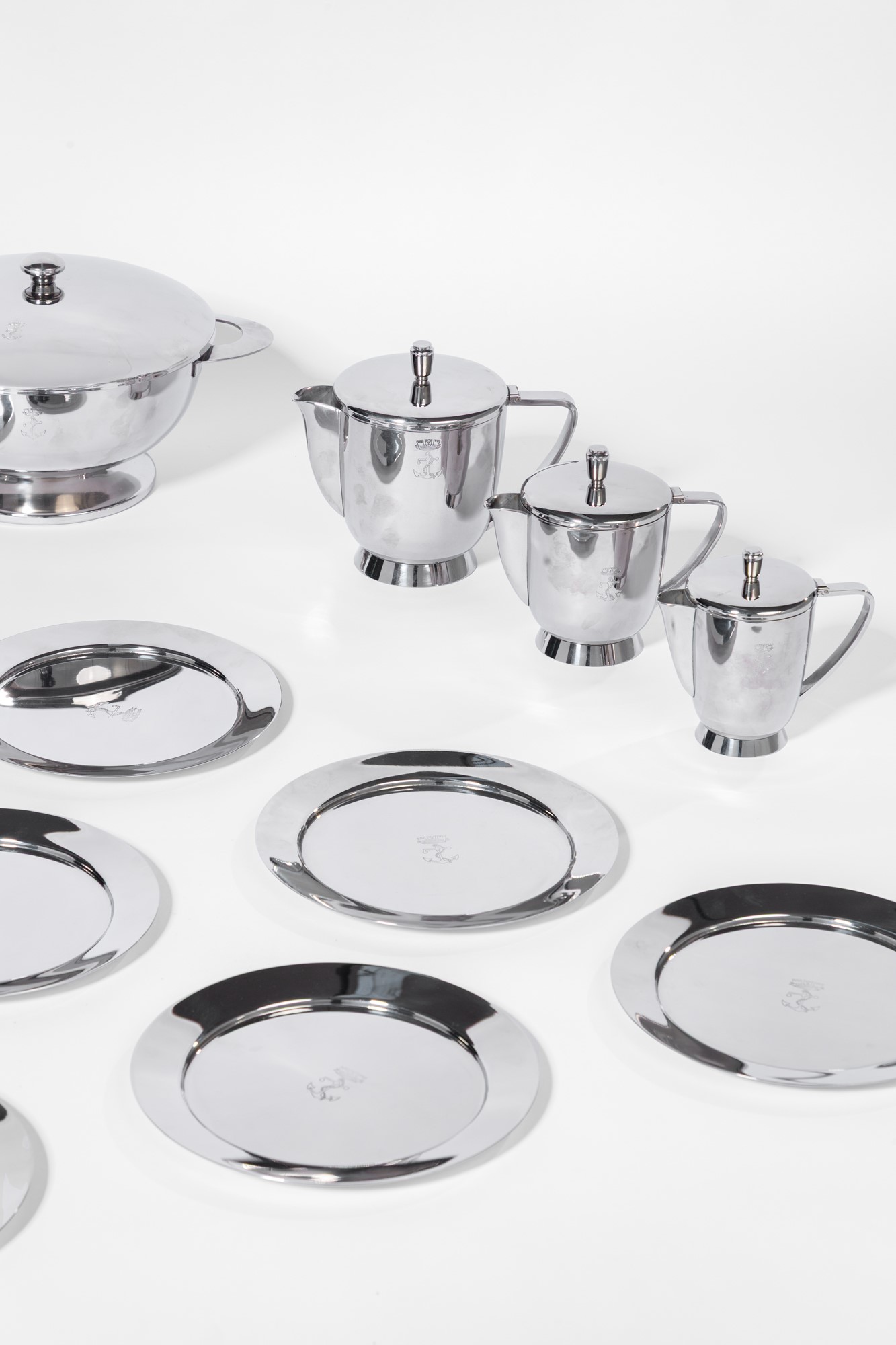 Servizio composto da zuppiera, tre salsiere e nove sottopiatti