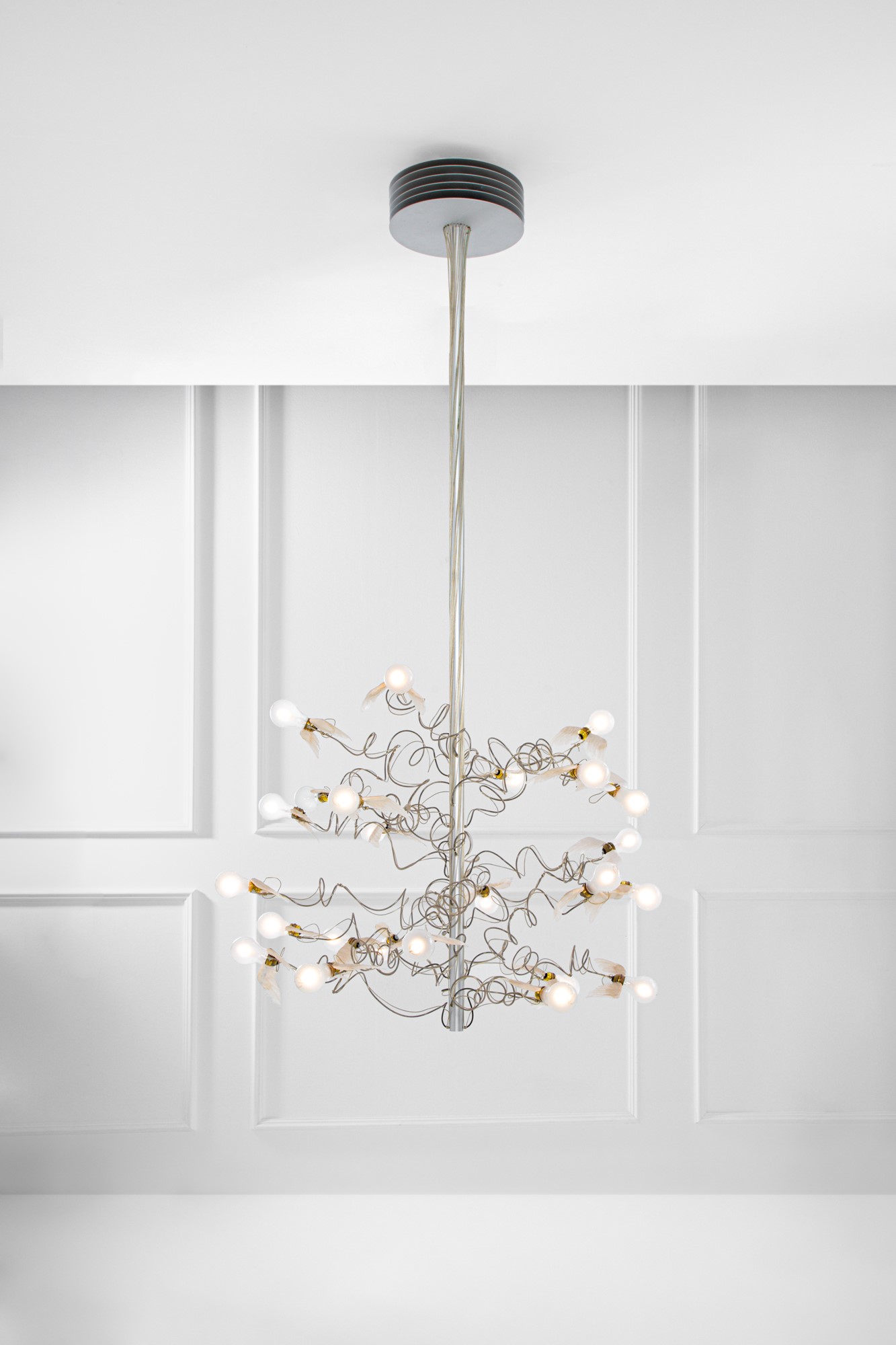 Ingo Maurer - Lampadario 'Birds Birds Birds', 1992-2018, metallo e piuma d'oca