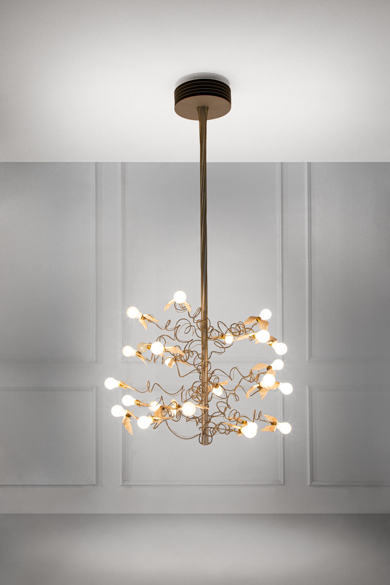 Ingo Maurer - Lampadario 'Birds Birds Birds', 1992-2018, metallo e piuma d'oca