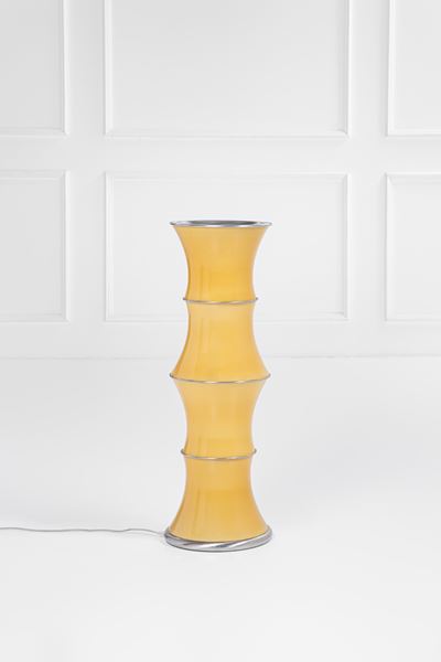 Lampada da terra modello Bamboo, vetro giallo ocra e metallo cromato, circa 1970