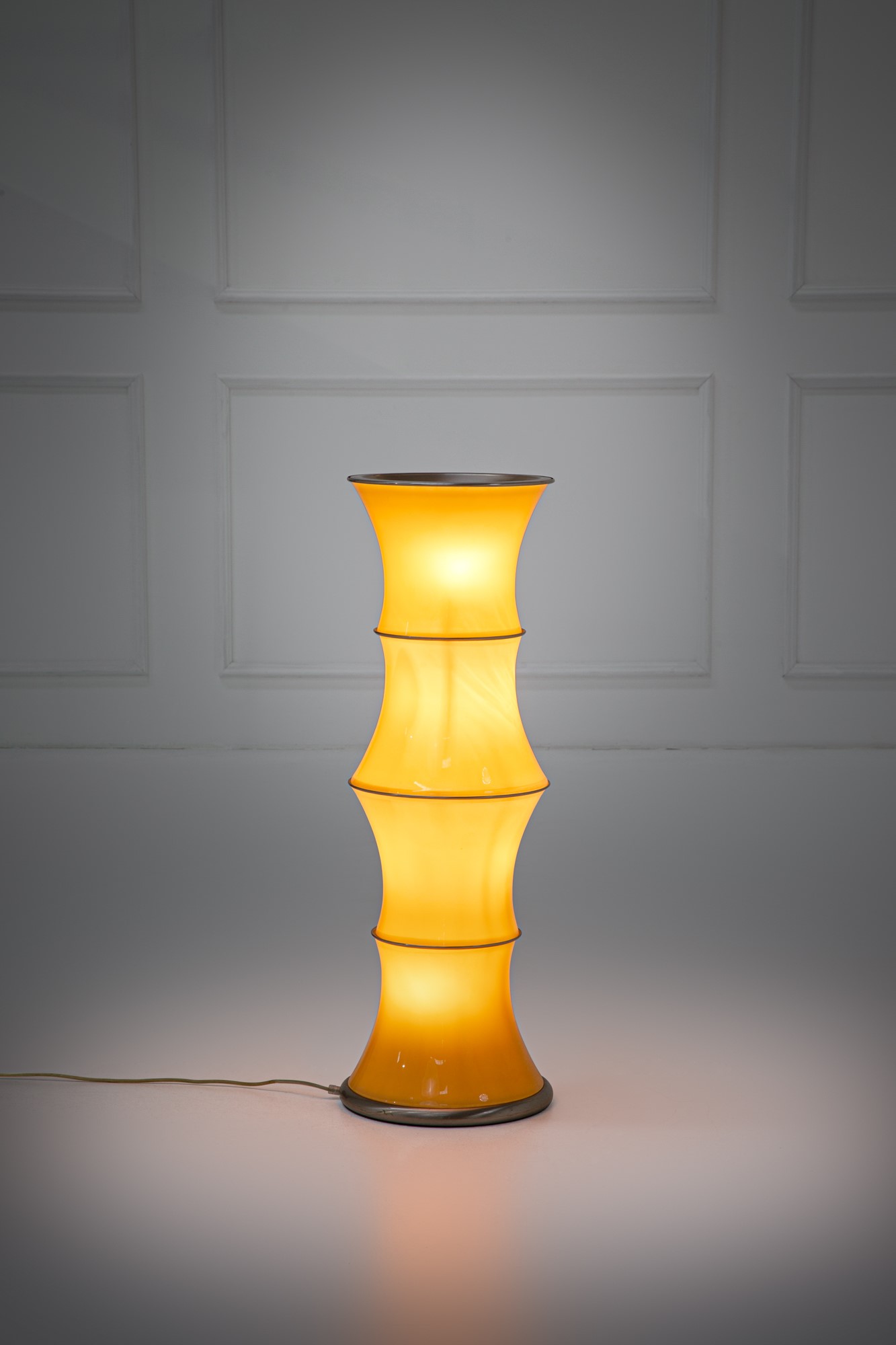 Enrico Tronconi - Lampada da terra modello Bamboo, vetro giallo ocra e metallo cromato, circa 197...