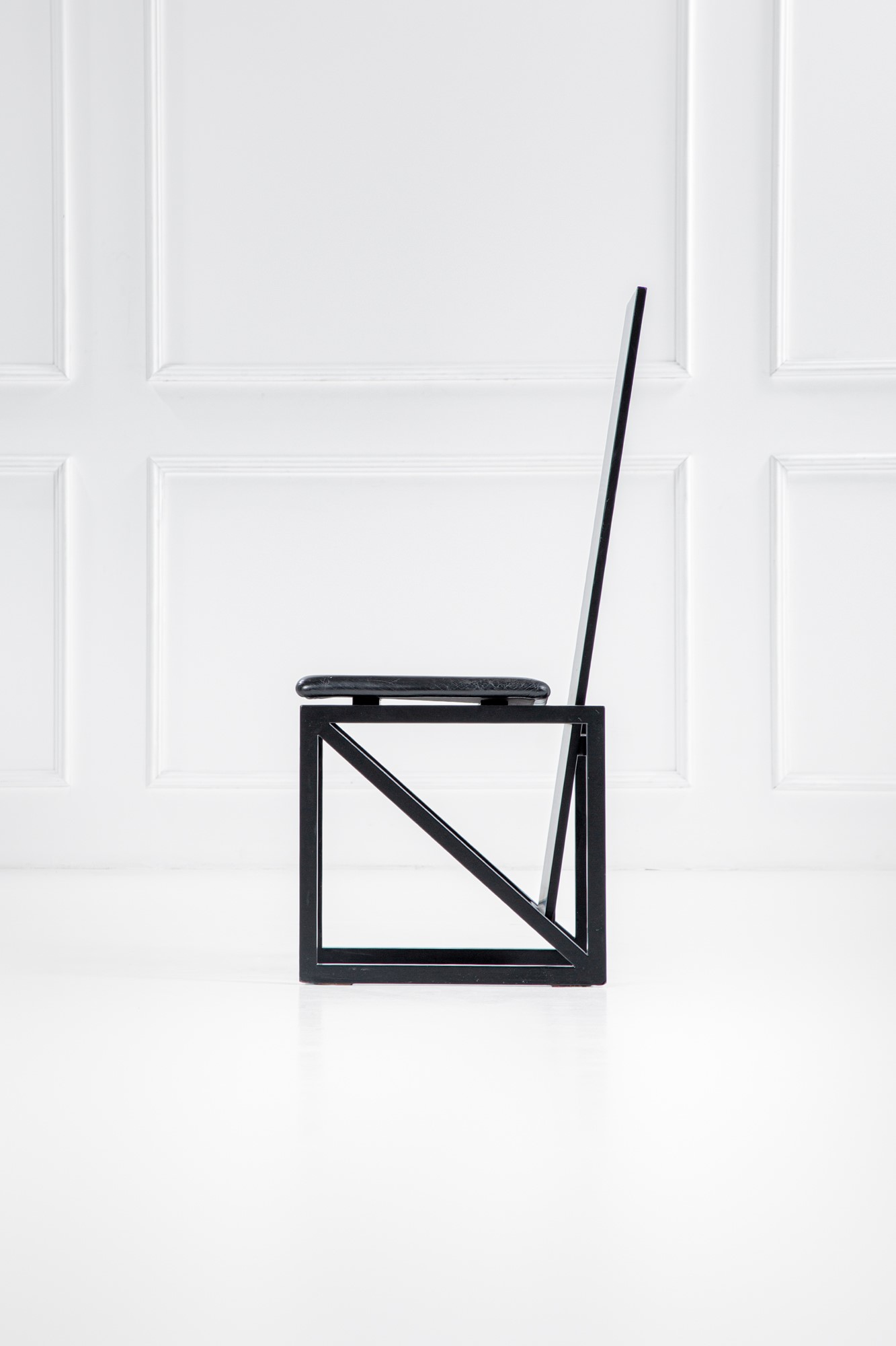 Kisho Kurokawa - Quattro sedie modello Edo, legno laccato e similpelle, 1980 circa
