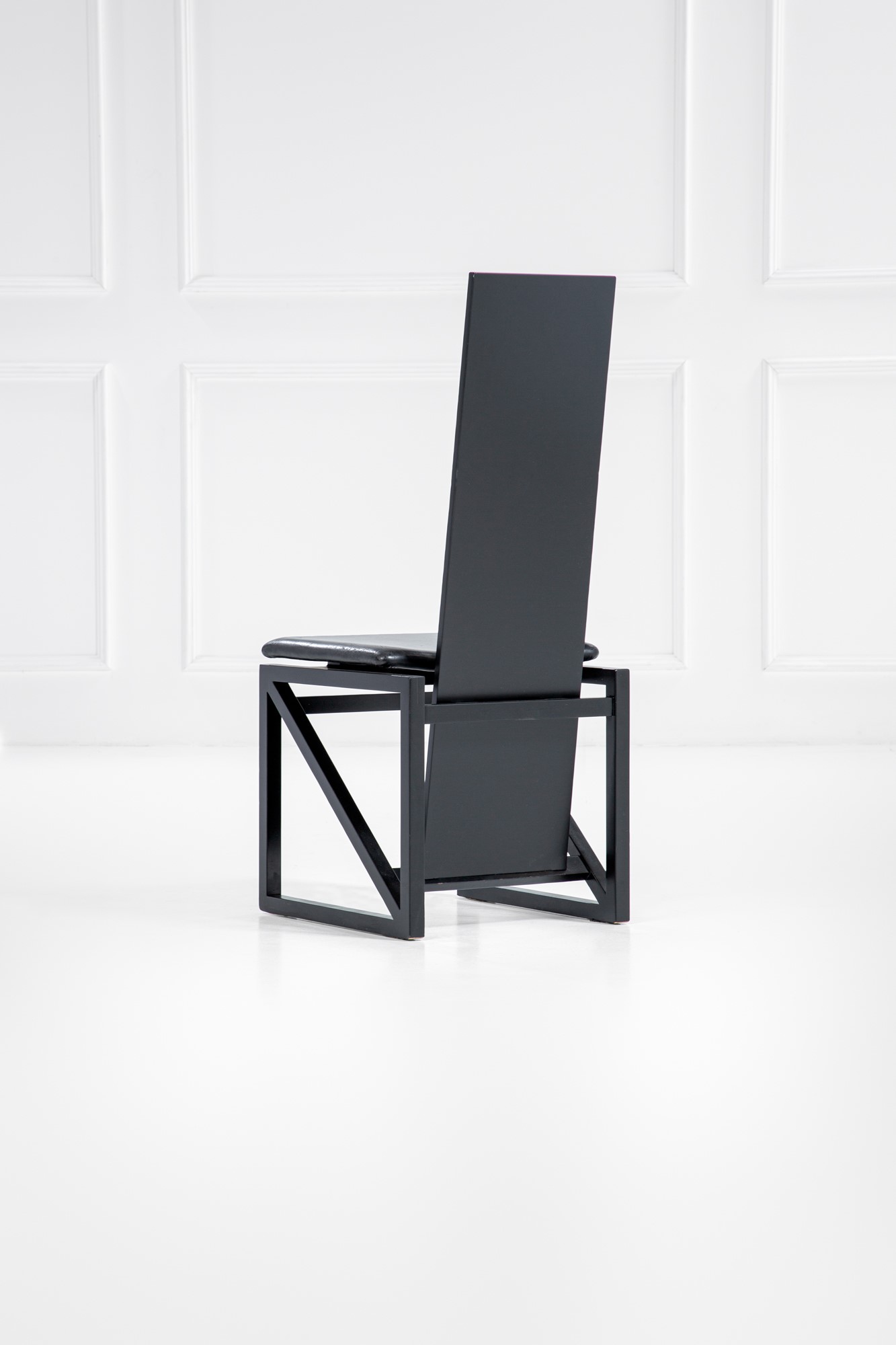 Kisho Kurokawa - Quattro sedie modello Edo, legno laccato e similpelle, 1980 circa