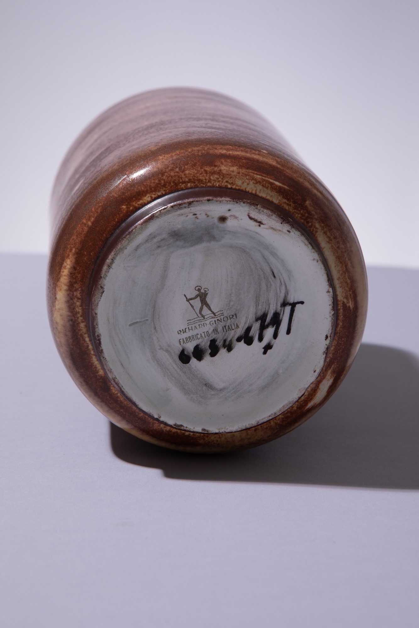 Giovanni Gariboldi - Vaso in terraglia con decoro di smalto bruno effetto marmorizzato