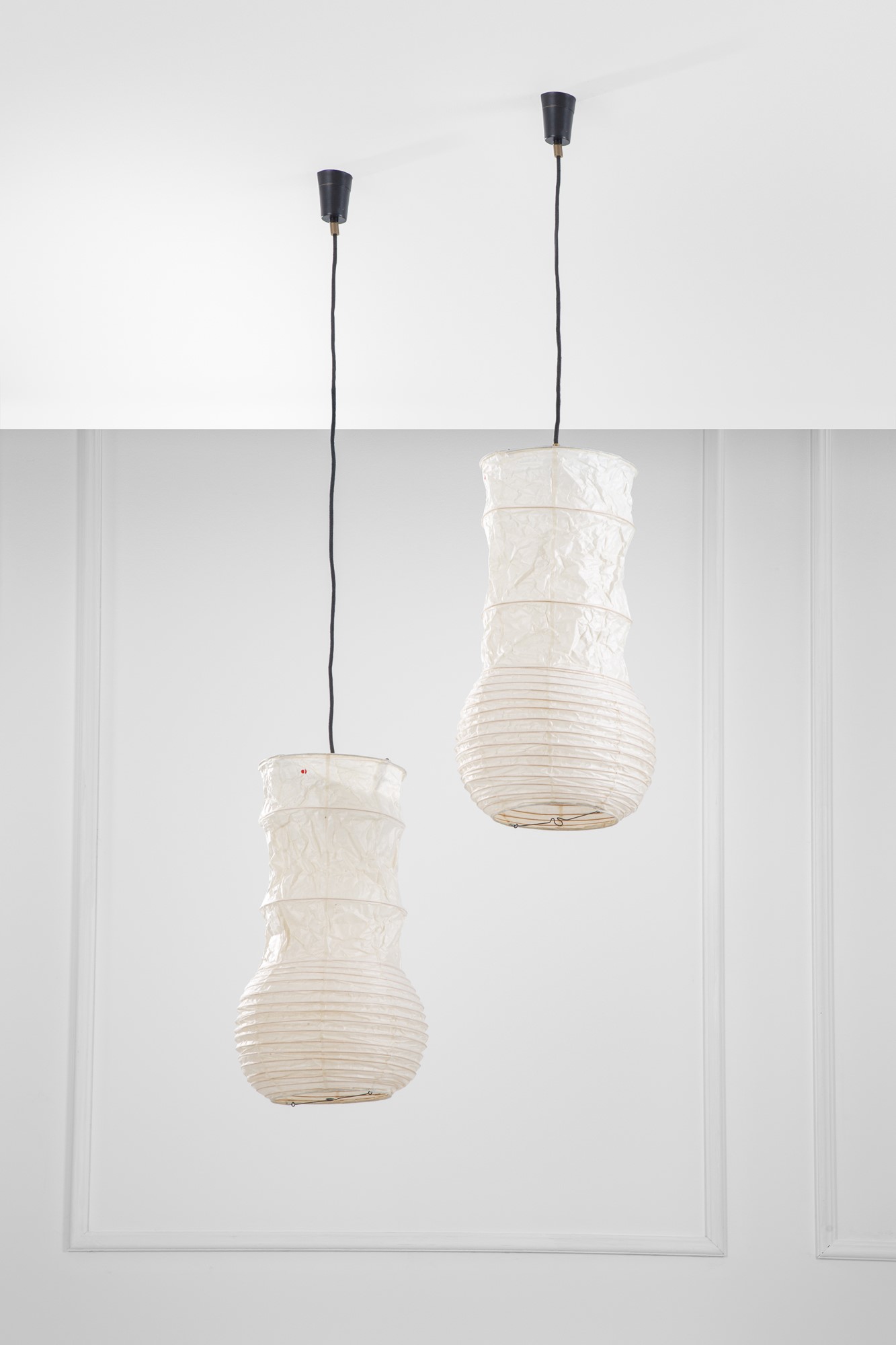 Due lampade a sospensione mod. S2 della serie Akari