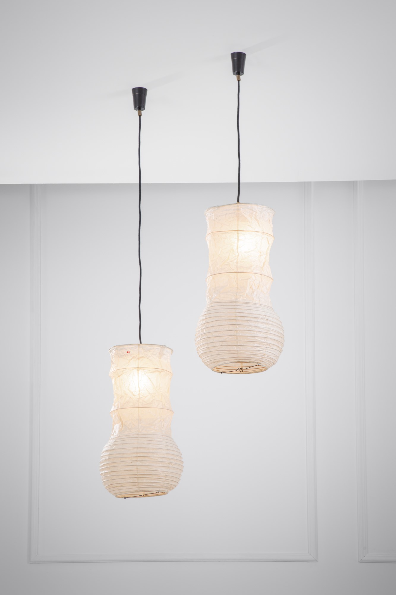 Due lampade a sospensione mod. S2 della serie Akari