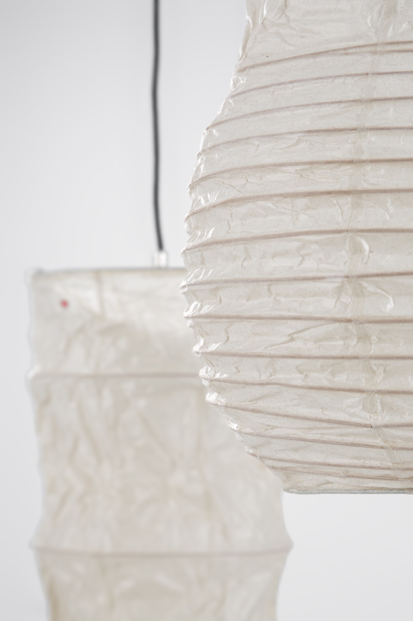 Due lampade a sospensione mod. S2 della serie Akari