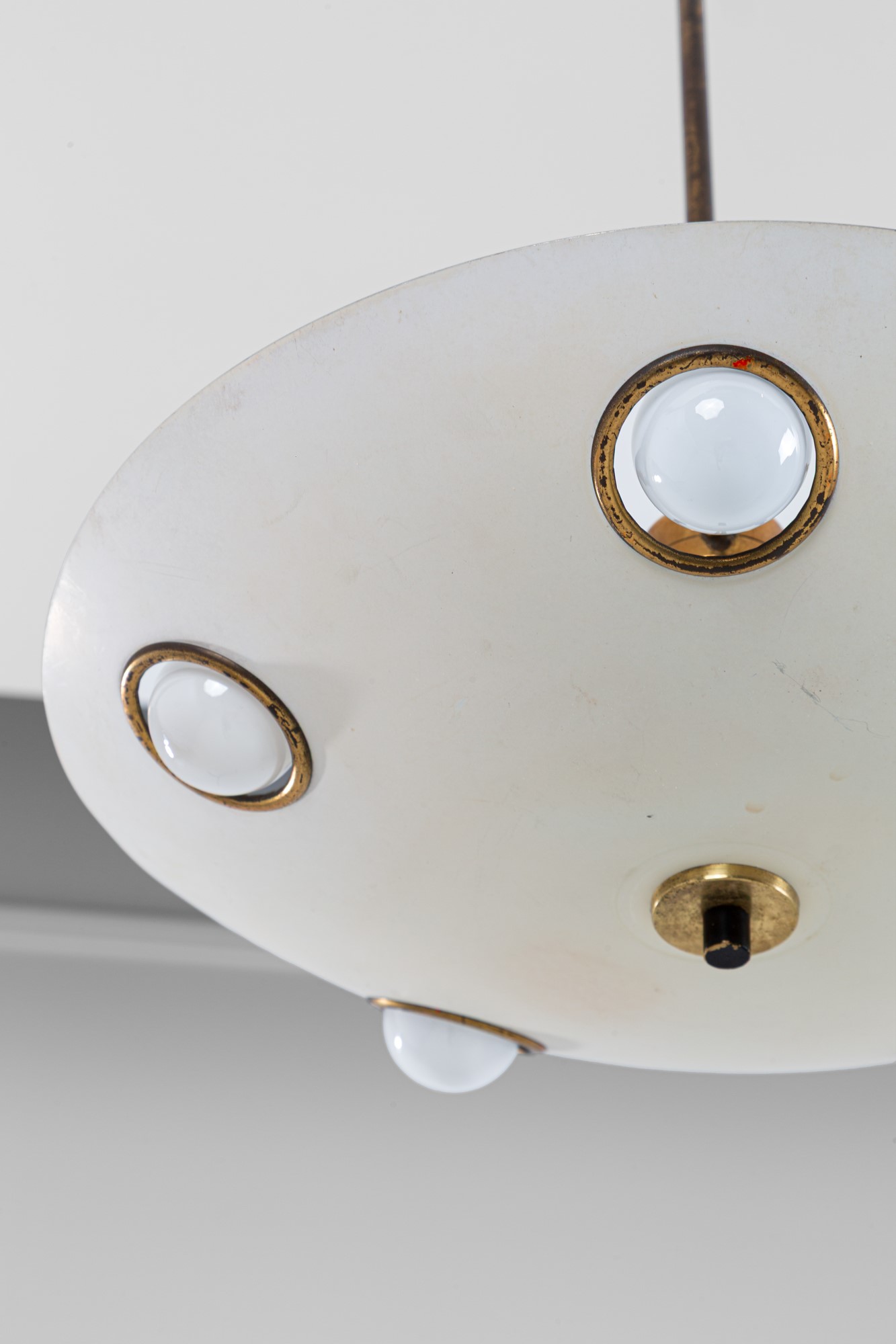Stilnovo - Lampadario in metallo laccato e ottone, circa 1950
