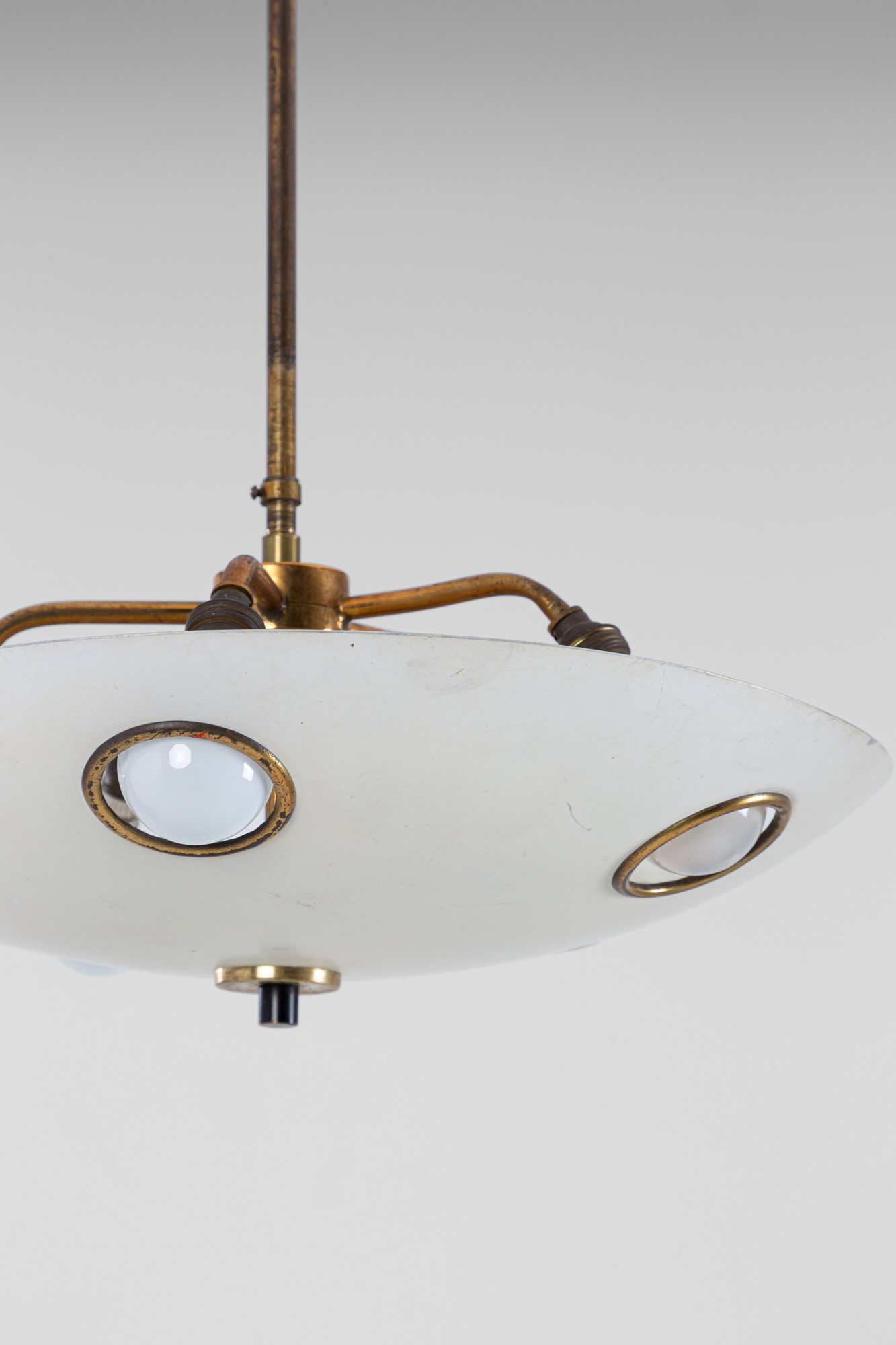 Stilnovo - Lampadario in metallo laccato e ottone, circa 1950