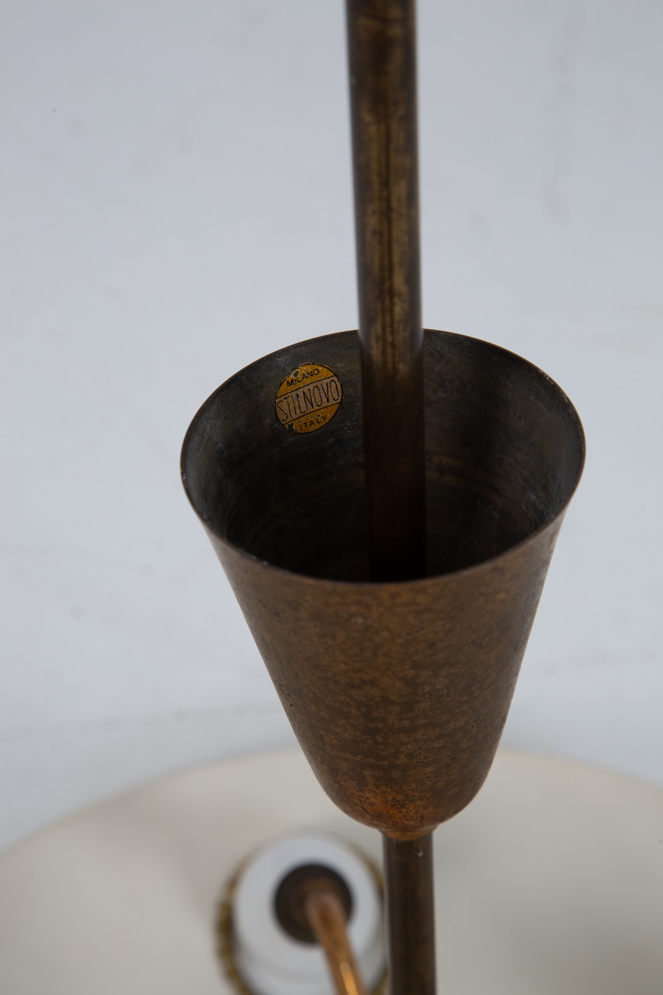 Stilnovo - Lampadario in metallo laccato e ottone, circa 1950