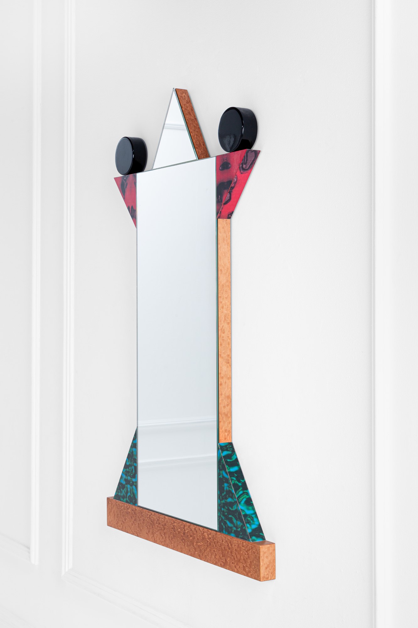 Ettore Sottsass - Specchio da parete modello Diva, 1984, laminato plastico e vetro specchiato