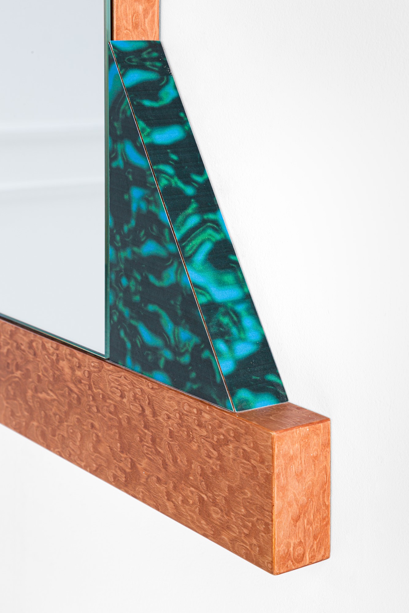 Ettore Sottsass - Specchio da parete modello Diva, 1984, laminato plastico e vetro specchiato