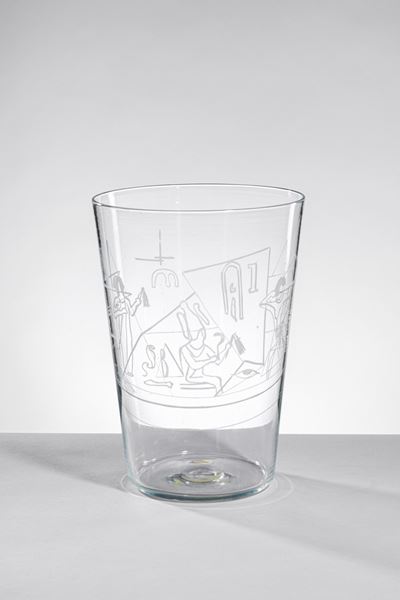 Vaso in vetro soffiato con decorazioni incise