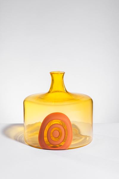 Bottiglia della serie S/166 D, vetro soffiato giallo sole decorato con murrina