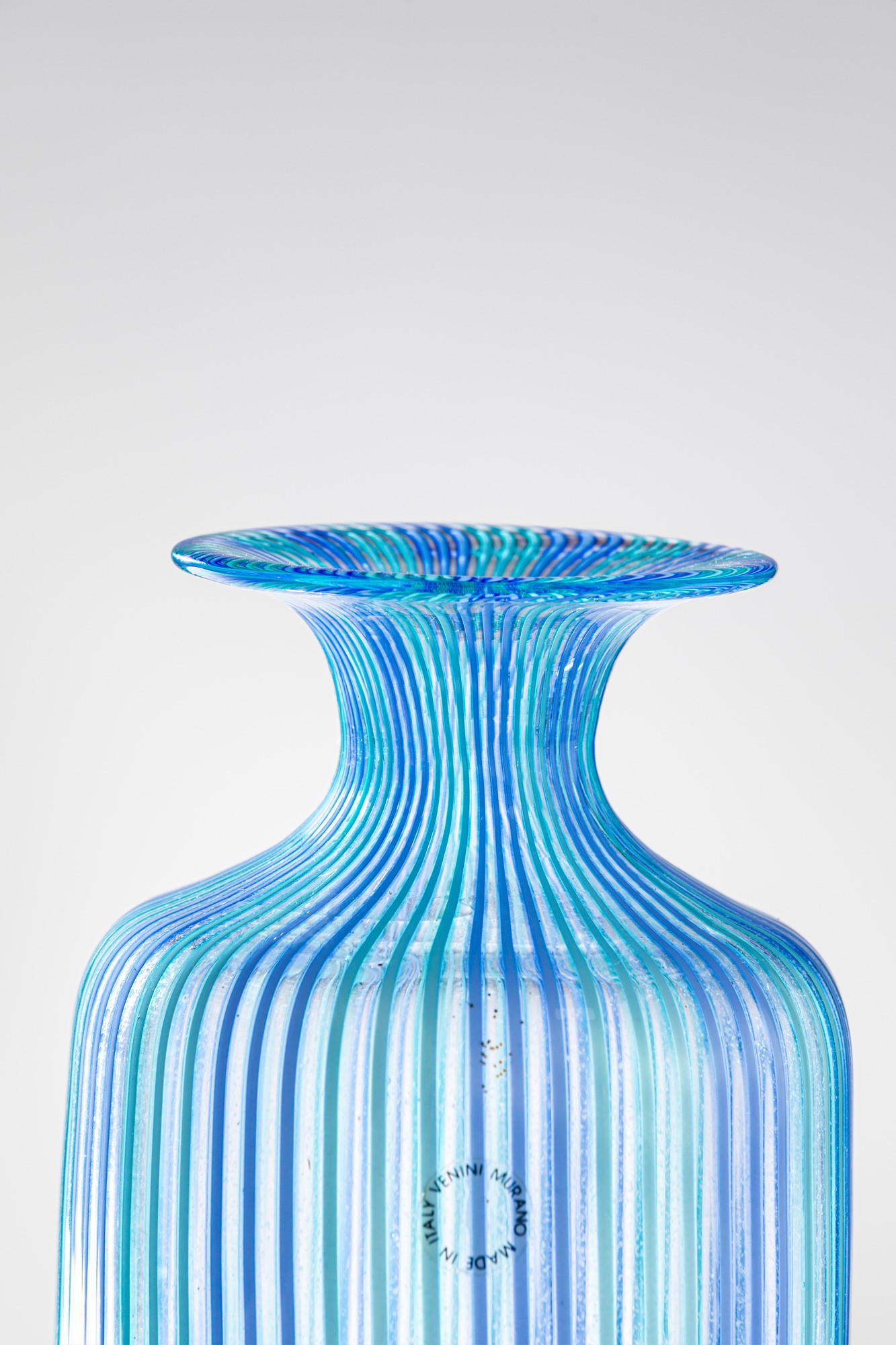 Venini - Vaso in vetro soffiato con decorazione a cannette orizzontali