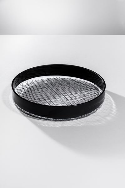 Piatto della serie Crielo, vetro soffiato cristallo con bordo nero