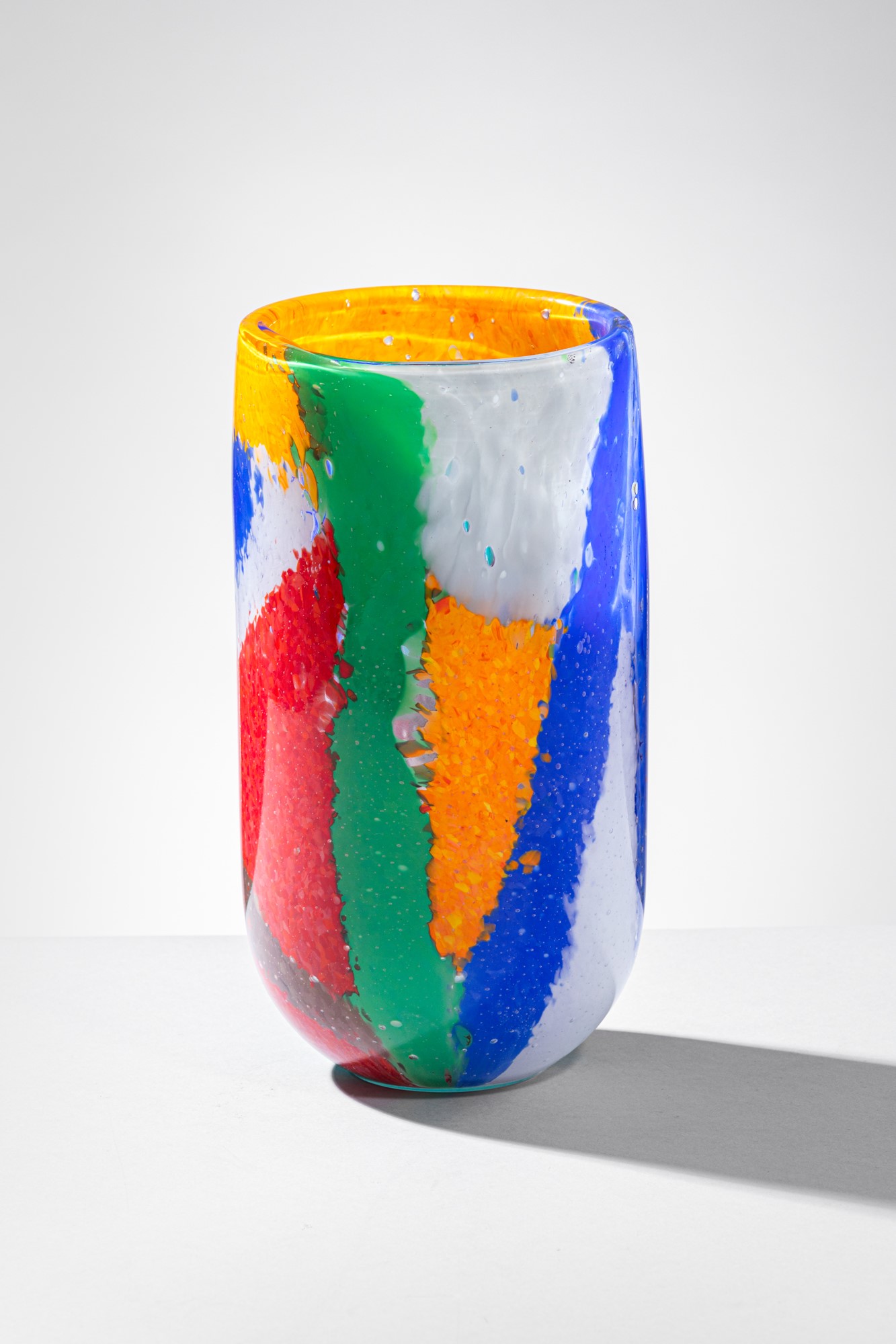 a.V. Mazzega - Vaso in vetro soffiato con schegge policrome applicate a caldo