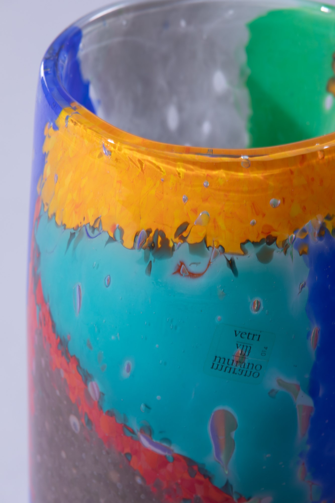 a.V. Mazzega - Vaso in vetro soffiato con schegge policrome applicate a caldo