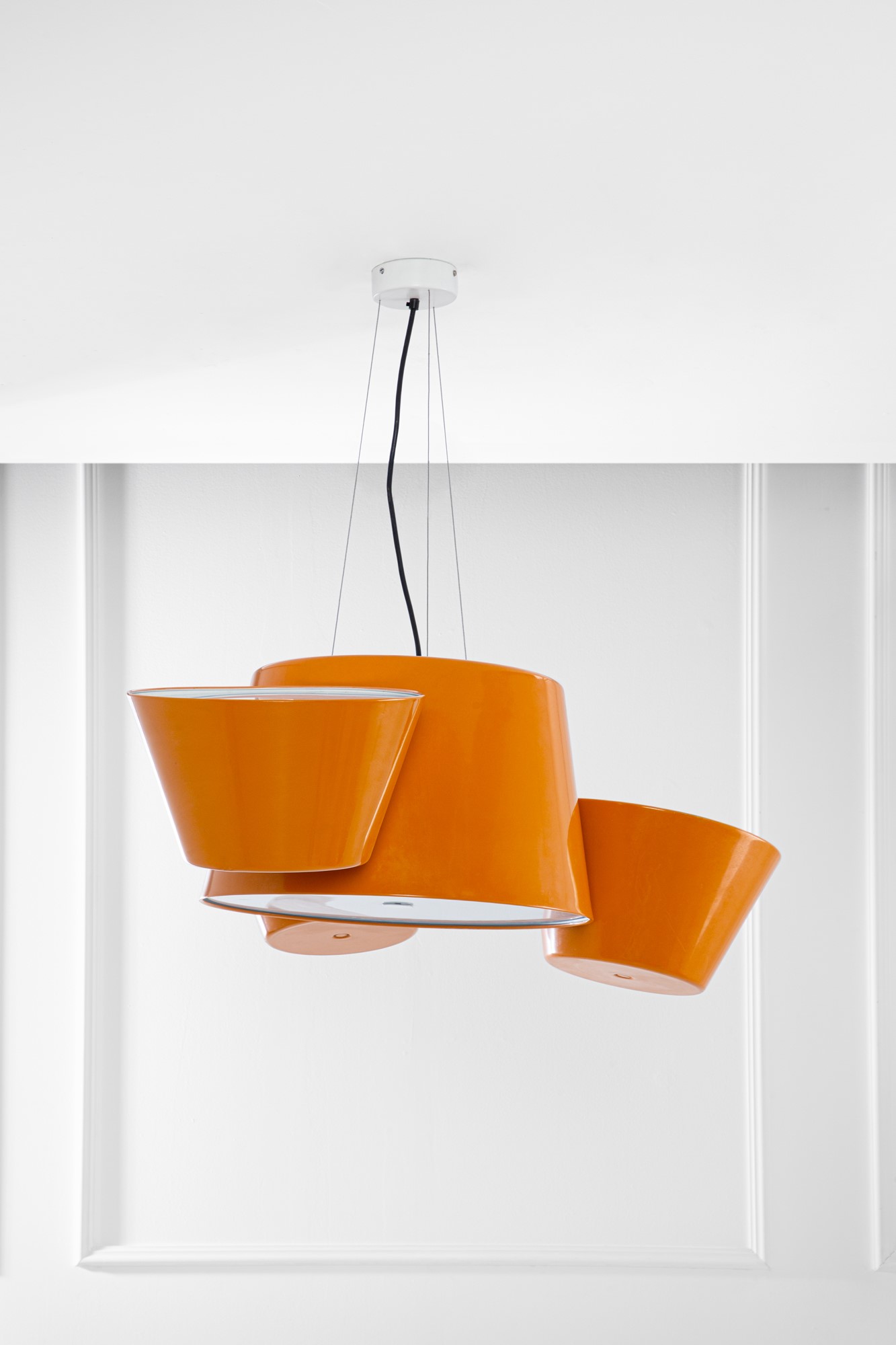 Fabien Dumas - Lampadario modello Tam Tam 3, alluminio verniciato e metacrilato opalino