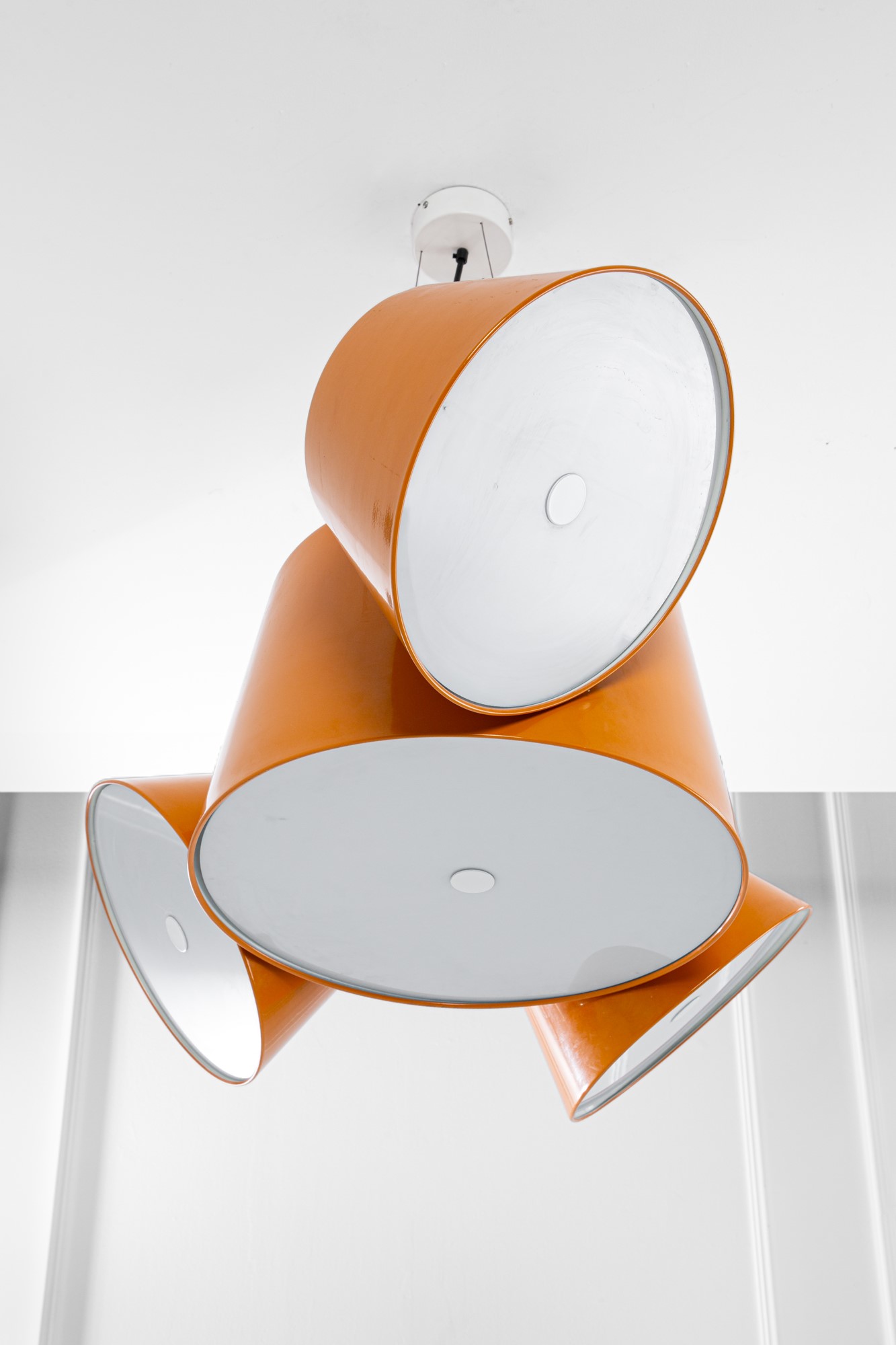 Fabien Dumas - Lampadario modello Tam Tam 3, alluminio verniciato e metacrilato opalino
