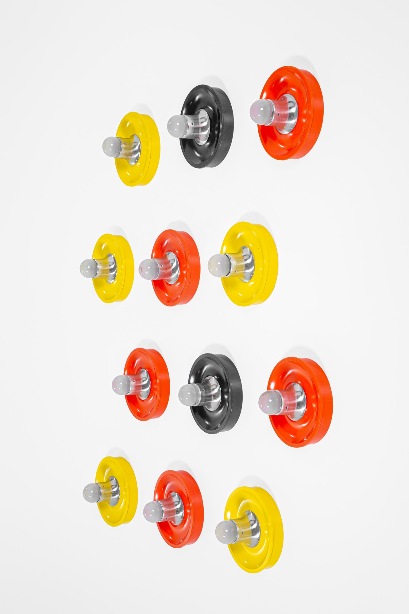 Dodici lampade da parete