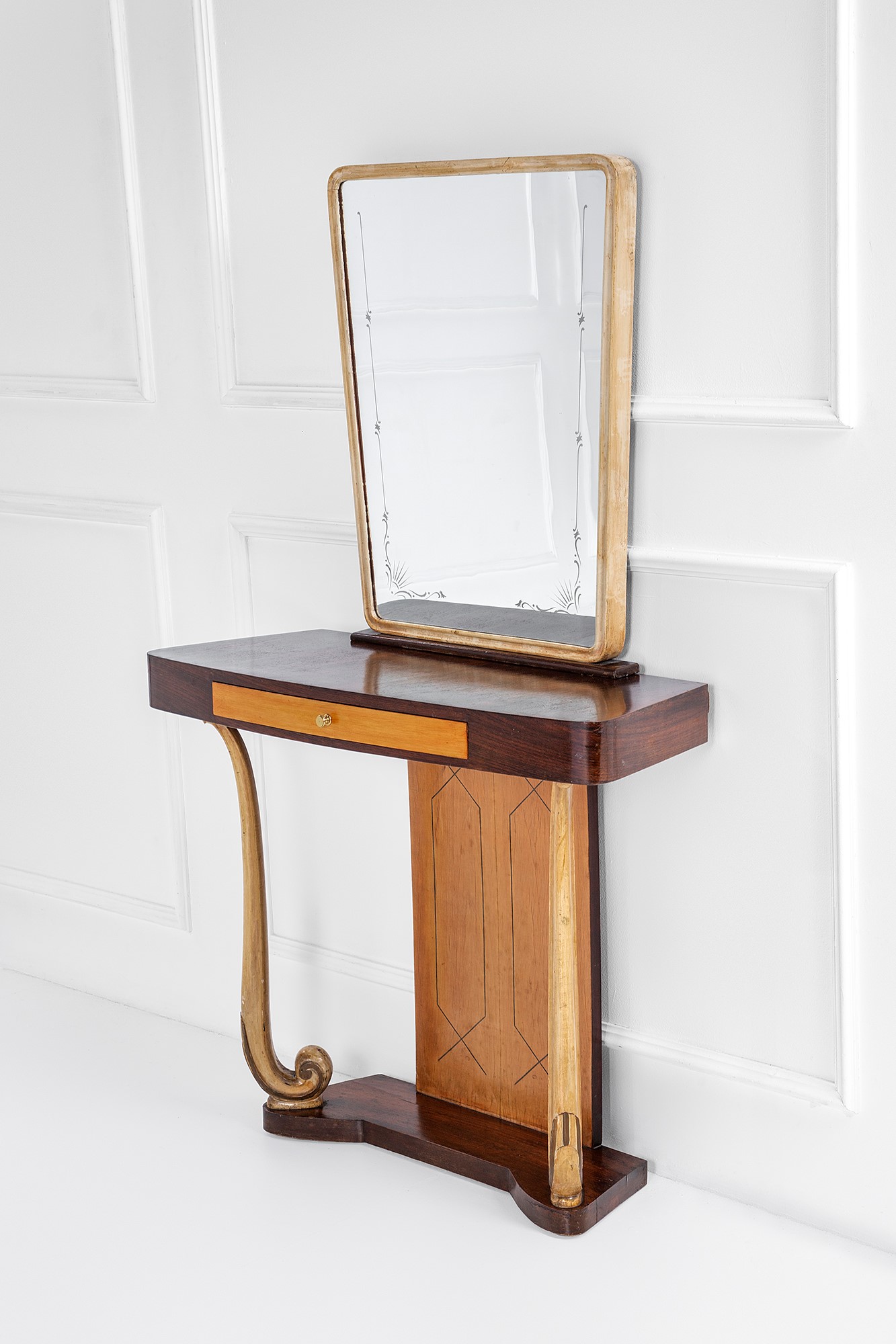 Console con specchiera, legno impiallacciato e laccato con vetro specchiato decorato, anni 1940 c...