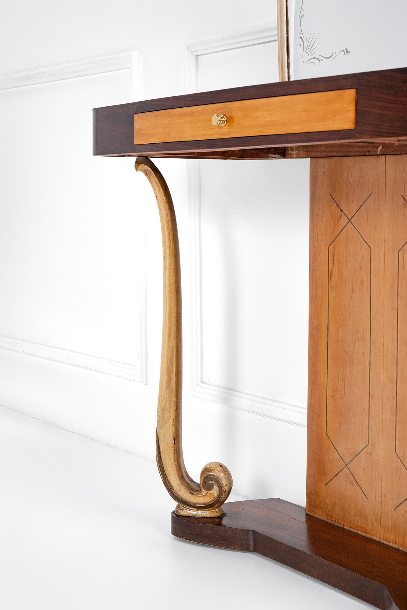 Console con specchiera, legno impiallacciato e laccato con vetro specchiato decorato, anni 1940 c...