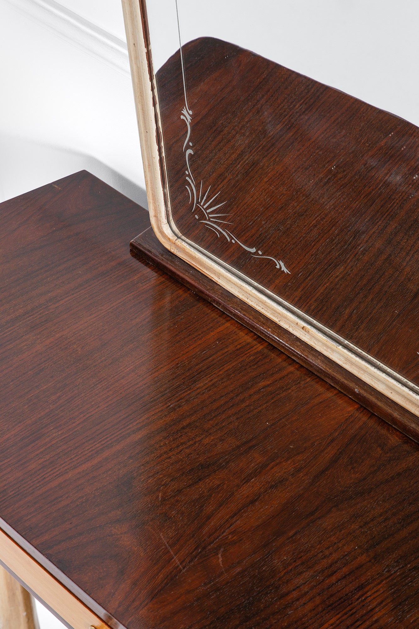 Console con specchiera, legno impiallacciato e laccato con vetro specchiato decorato, anni 1940 c...