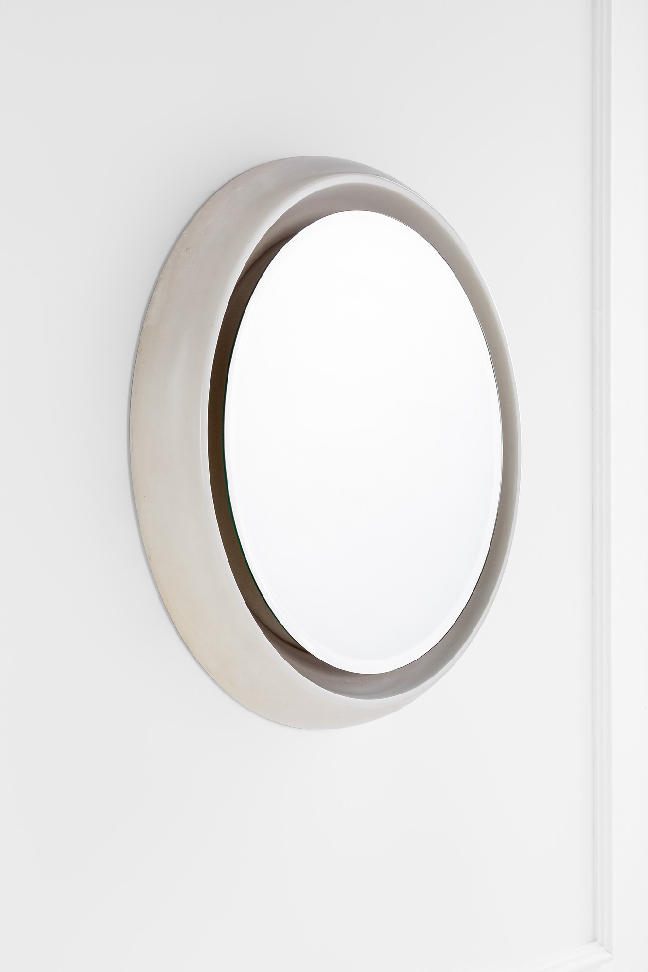 Specchio retroilluminato, legno sagomato e laccato con vetro specchiato (circa 1960)