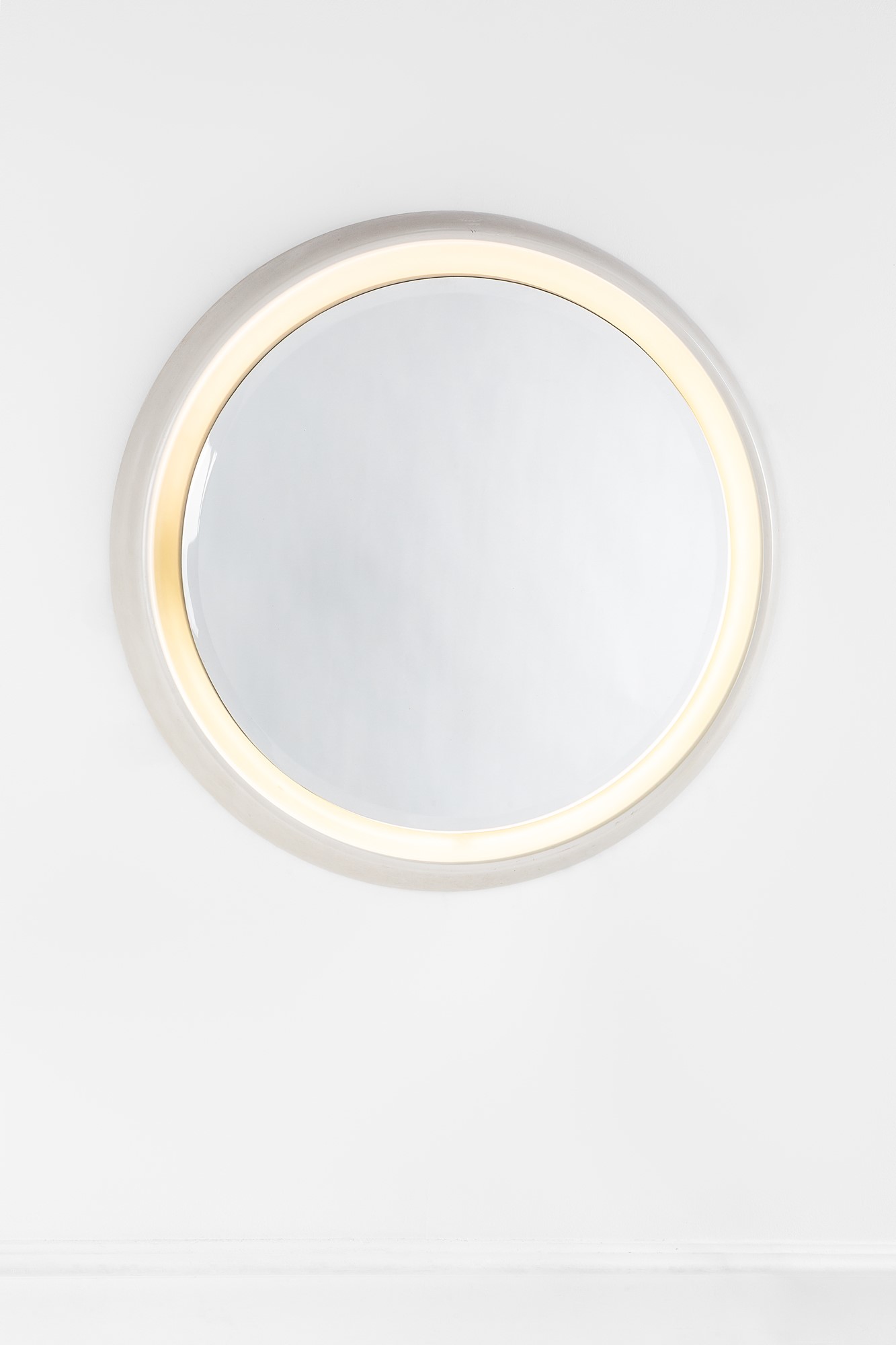 Specchio retroilluminato, legno sagomato e laccato con vetro specchiato (circa 1960)