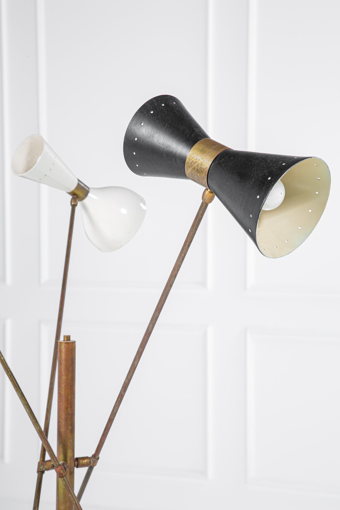 Lampada da terra a tre bracci orientabili