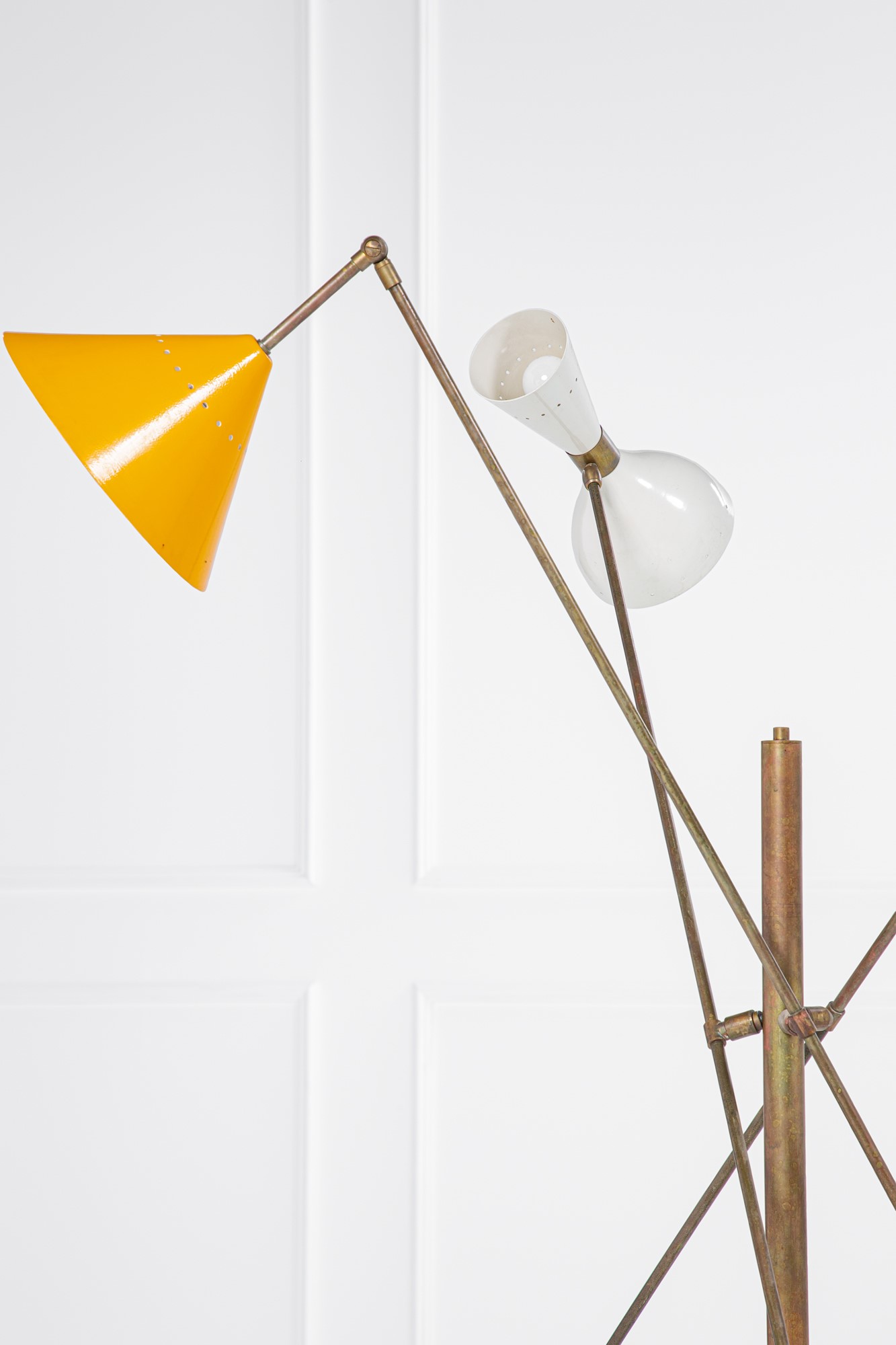 Lampada da terra a tre bracci orientabili