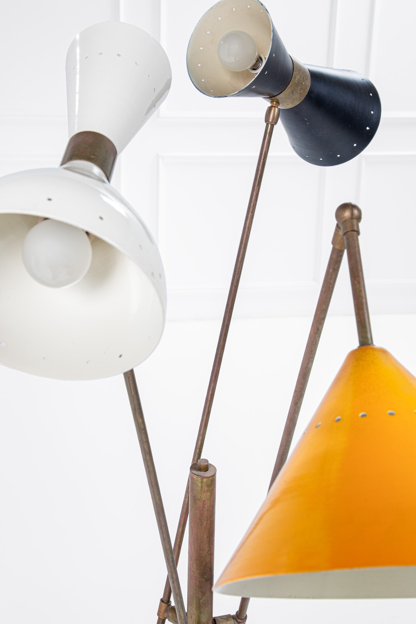 Lampada da terra a tre bracci orientabili