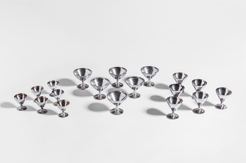 Servizio composto da diciotto bicchieri di tre misure