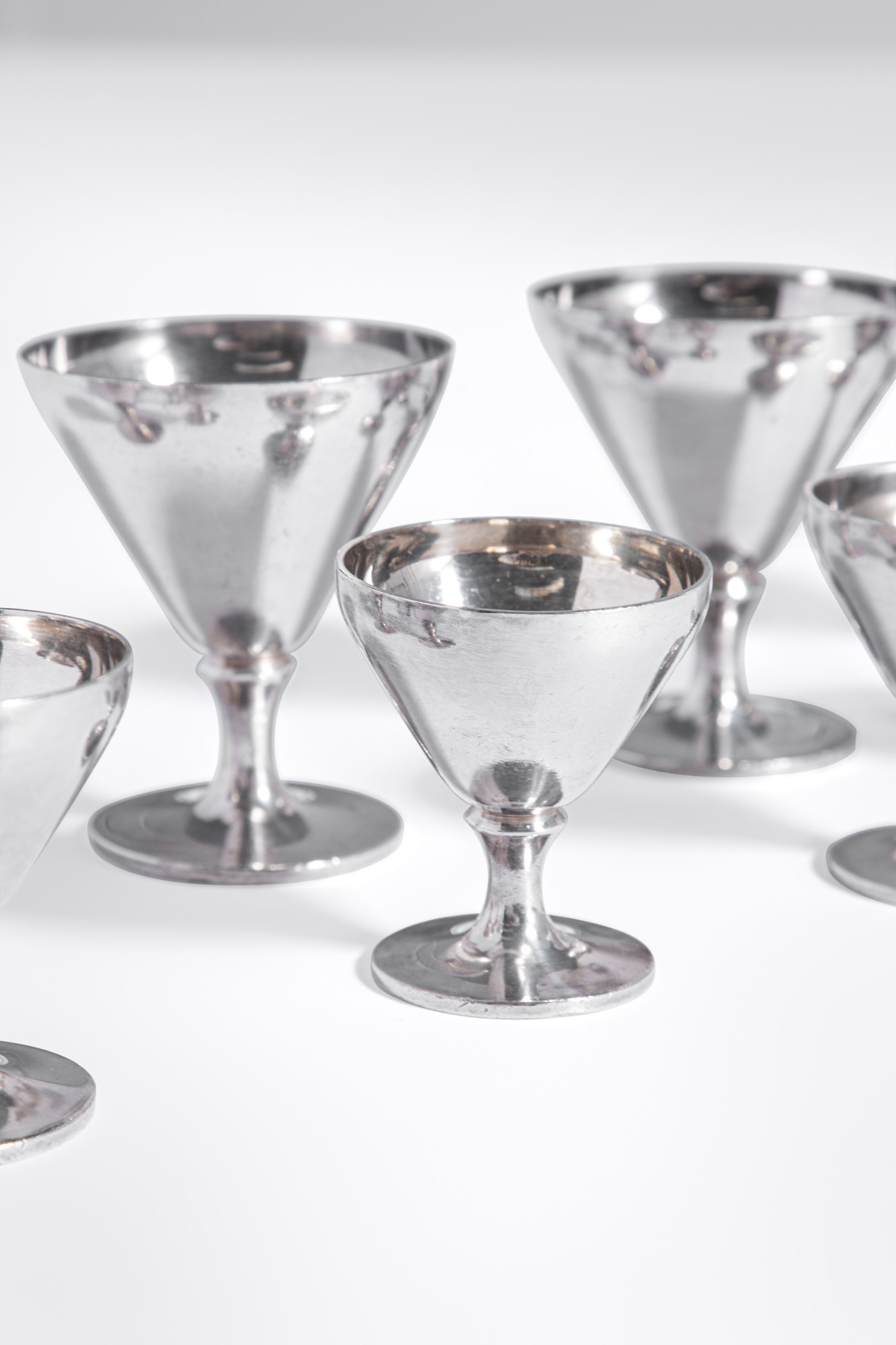 Servizio composto da diciotto bicchieri di tre misure