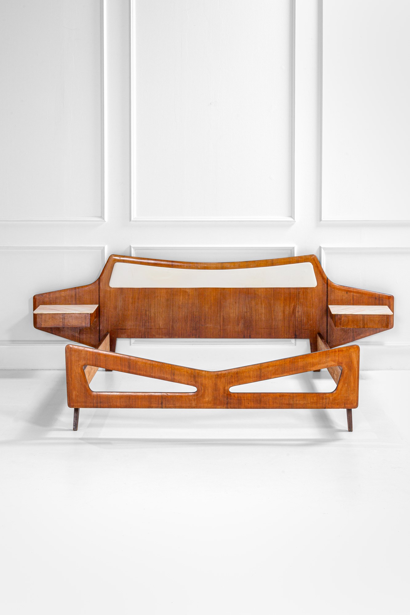 Letto a due piazze con comodini integrati