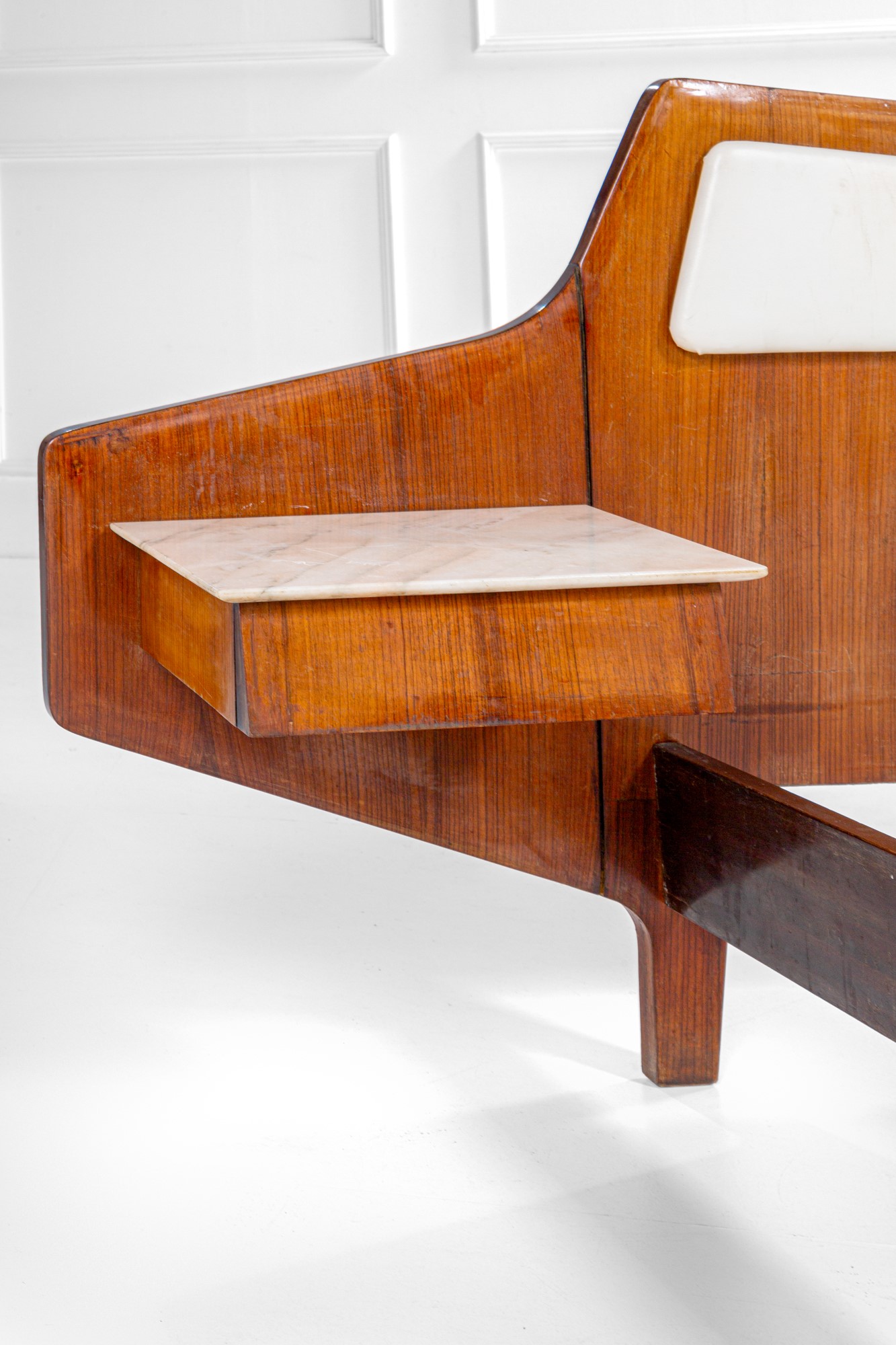 Letto a due piazze con comodini integrati