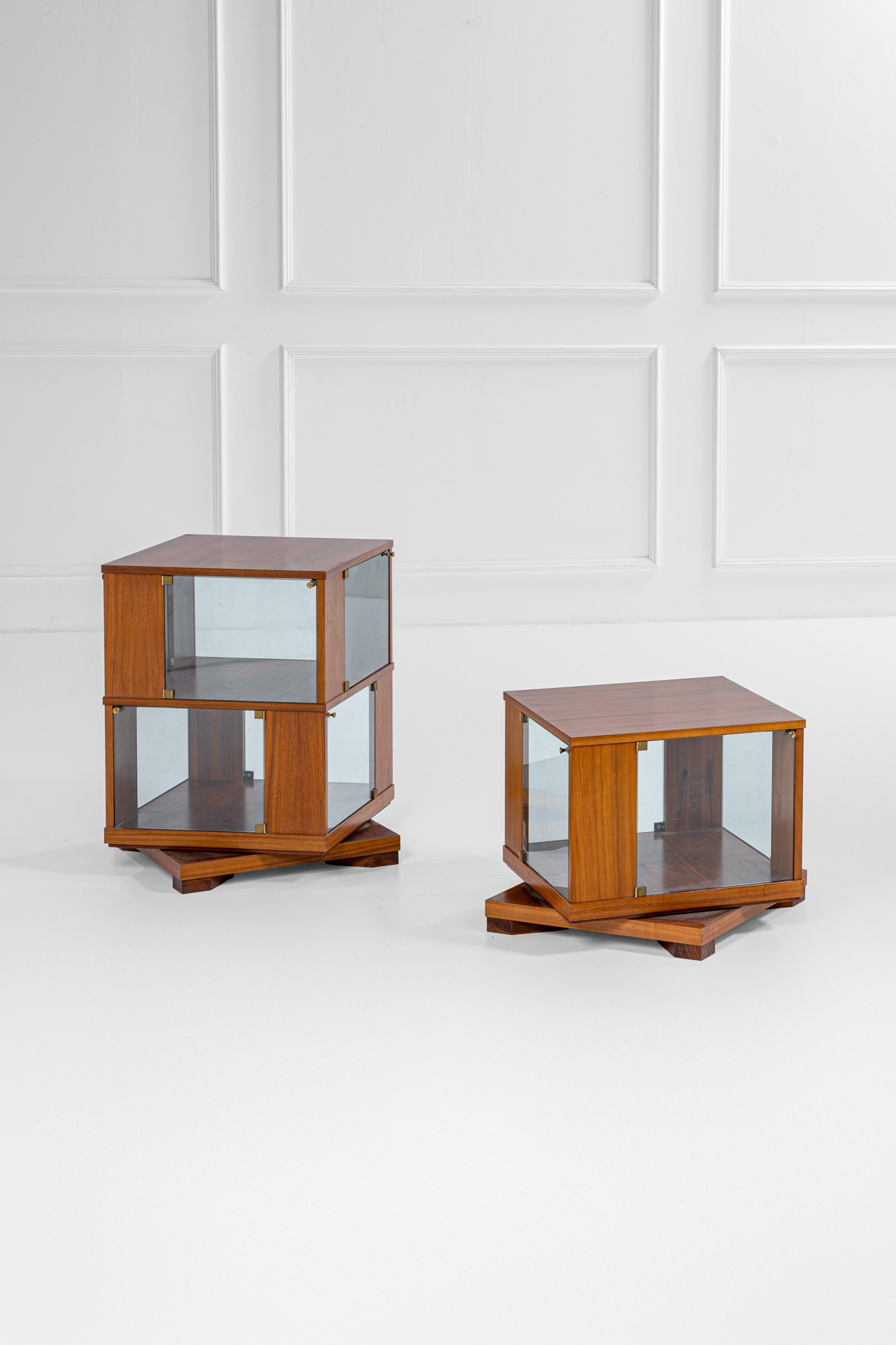 Due librerie girevoli, legno impiallacciato, cristallo e ottone, 1960 ca.