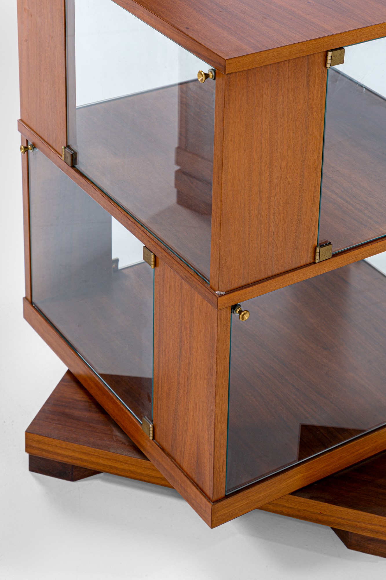 Due librerie girevoli, legno impiallacciato, cristallo e ottone, 1960 ca.