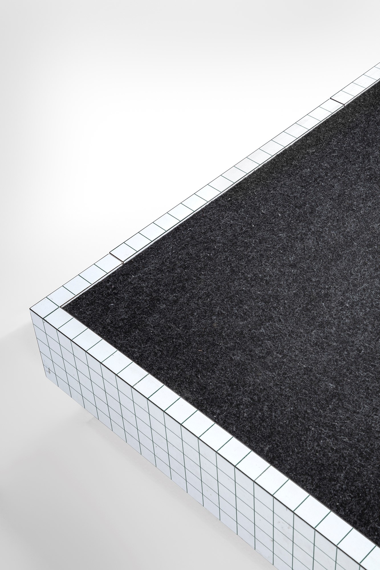 Superstudio - Tavolo basso della serie Quaderna, legno e laminato plastico, cm 21x183x108