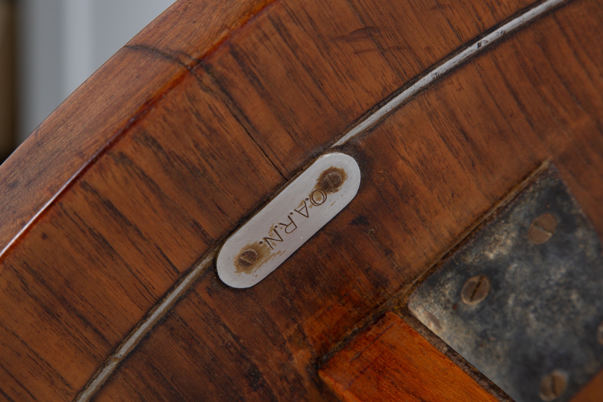 Tavolino da nave con portabottiglie e portabicchieri